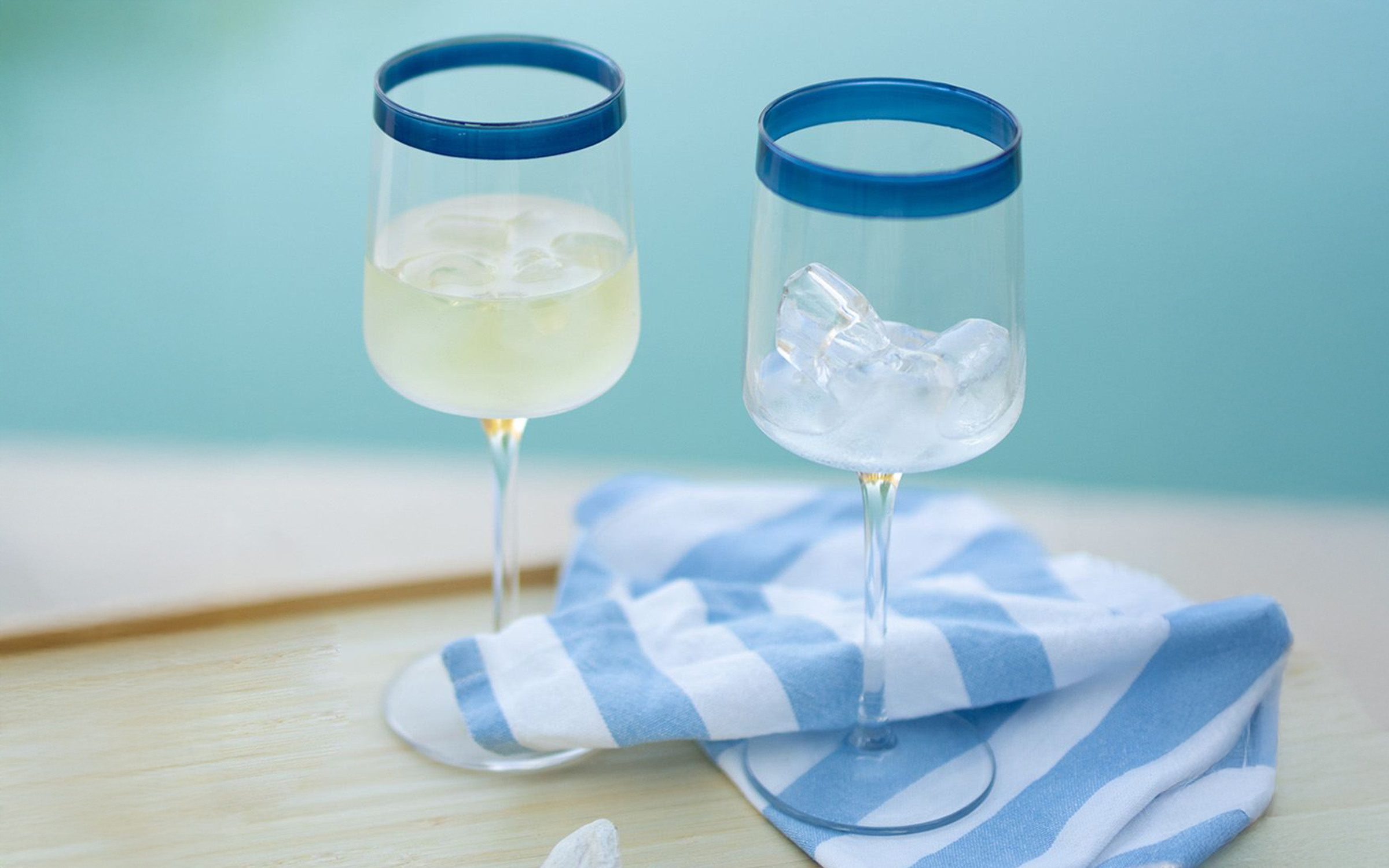 Set of 4 glasses Verona 320, transparent with a blue edge  1